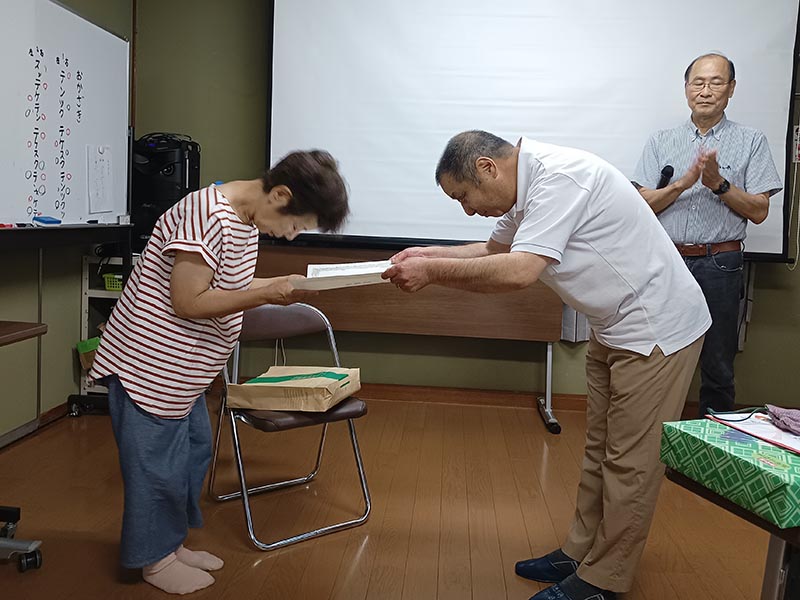 にじいろ広場代表に感謝状を贈呈